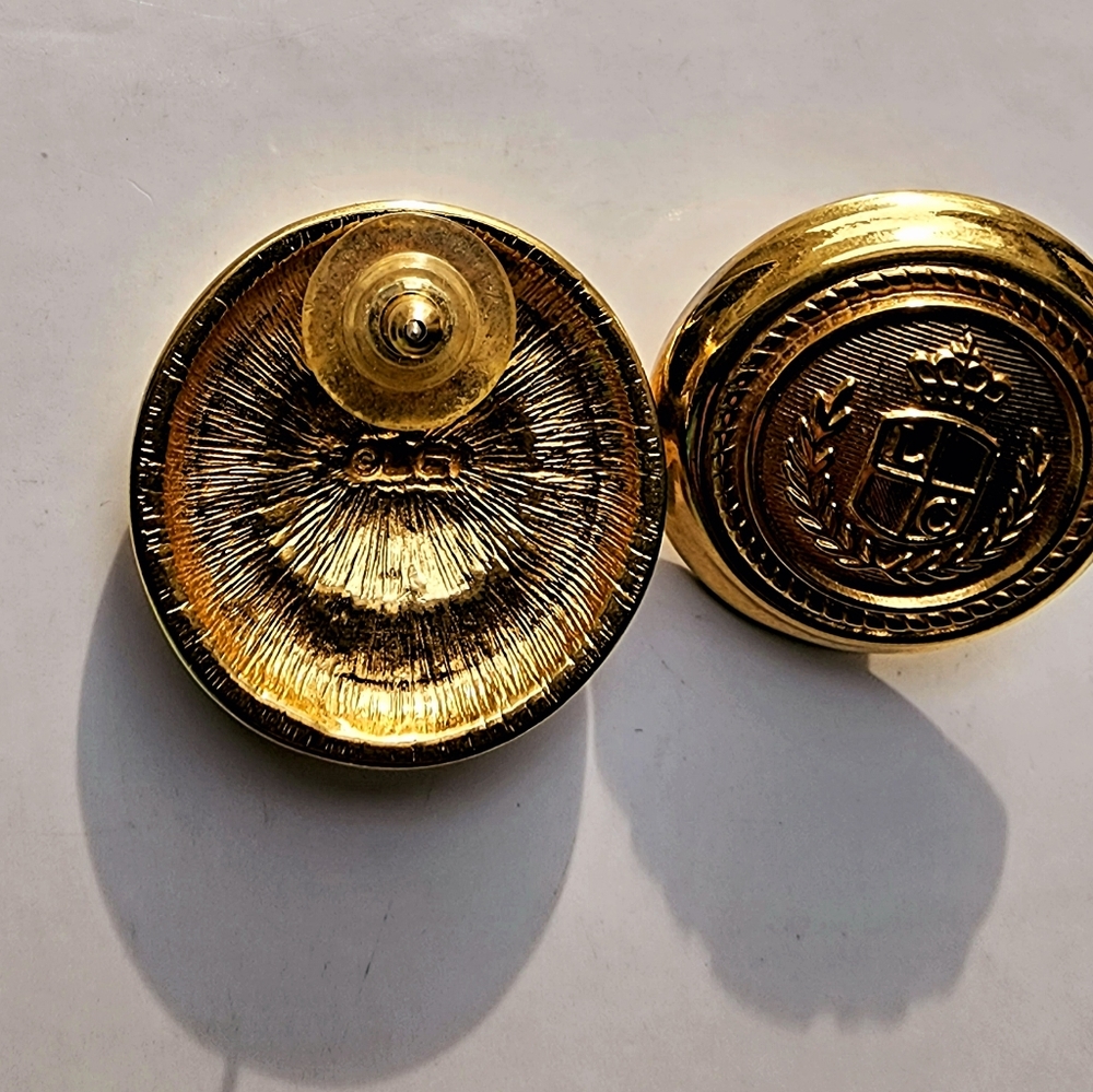 Vintage Liz Claiborne Gold Shield armor post pierce earrings, preppy, old money - Picture 4 of 4